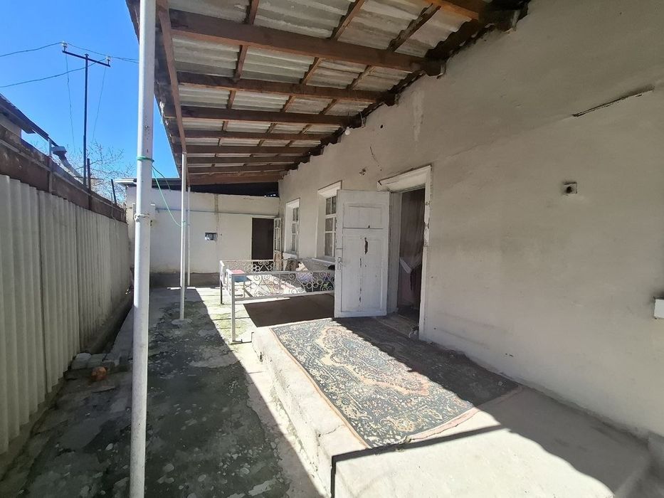 Ховли Уй сотилади Чирчик шахрида 1 азочик 6 сотик 4 хона йулга якин