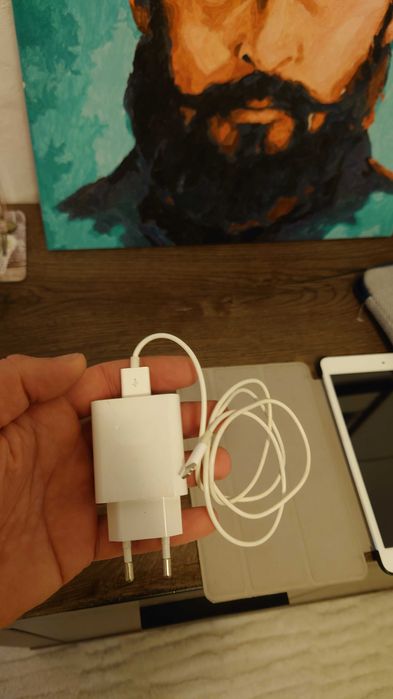Apple iPad mini Wi-Fi + калъф, зарядно и чантичка
