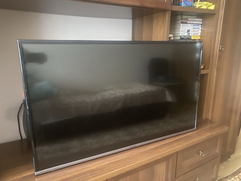 Телевизор  led panasonic 106 cm