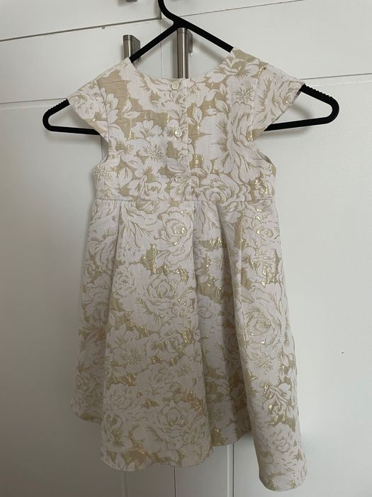 Рокличка изваяна от стил и изящество