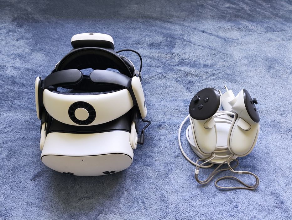 Vând Oculus Quest 3s cu accesorii (citește descrierea)