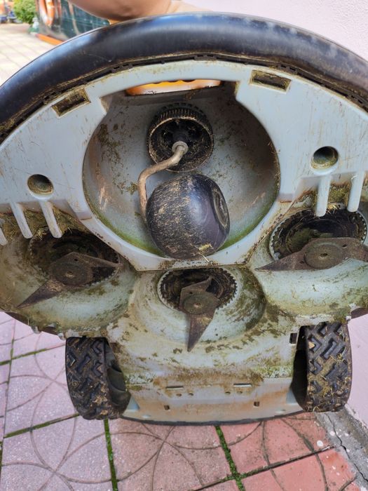 Robot tuns iarba