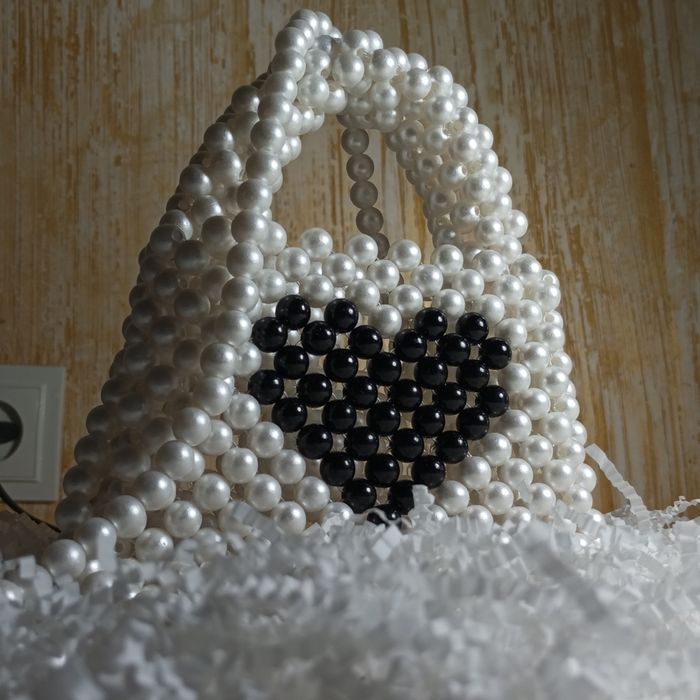 Белая сумка из бусин