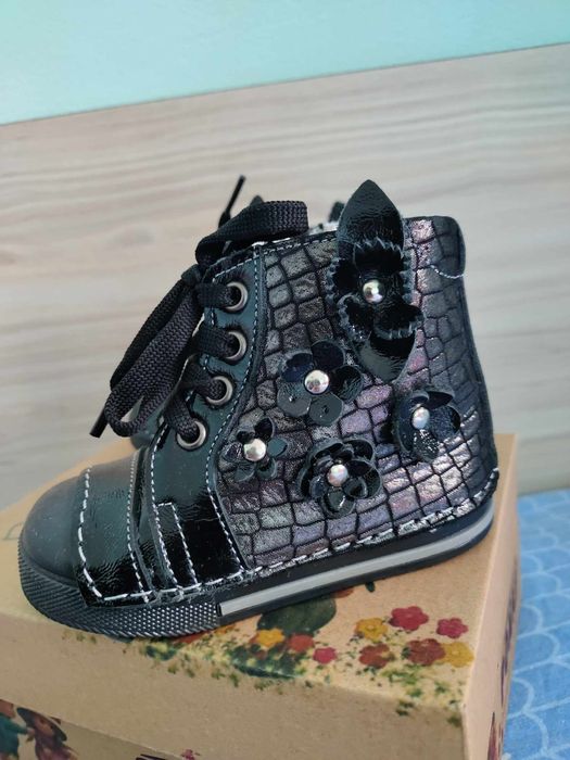 Зимни обувки за момиче,20номер на марката Понки.