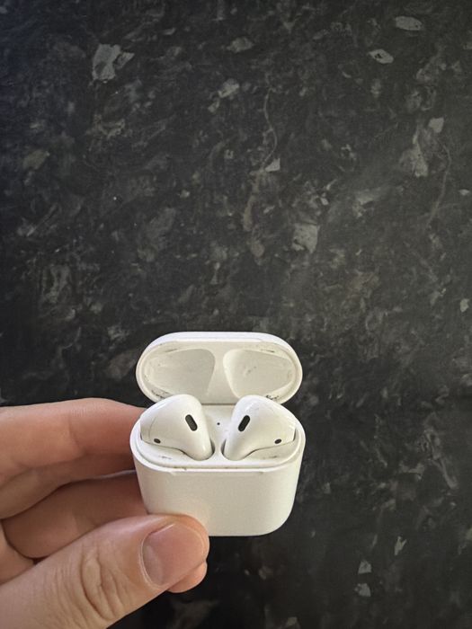 Airpods первого поколения