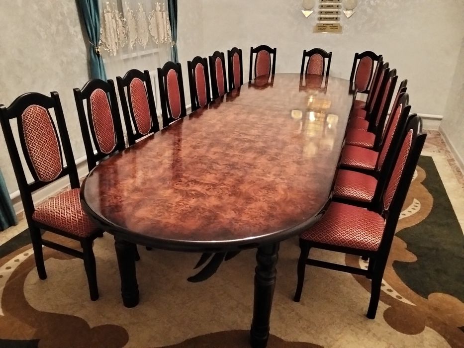 Продам стол и стулья для гостиной