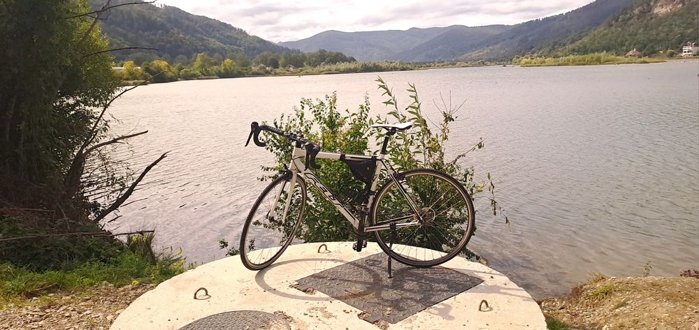 Bicicleta semi-cursiera Felt