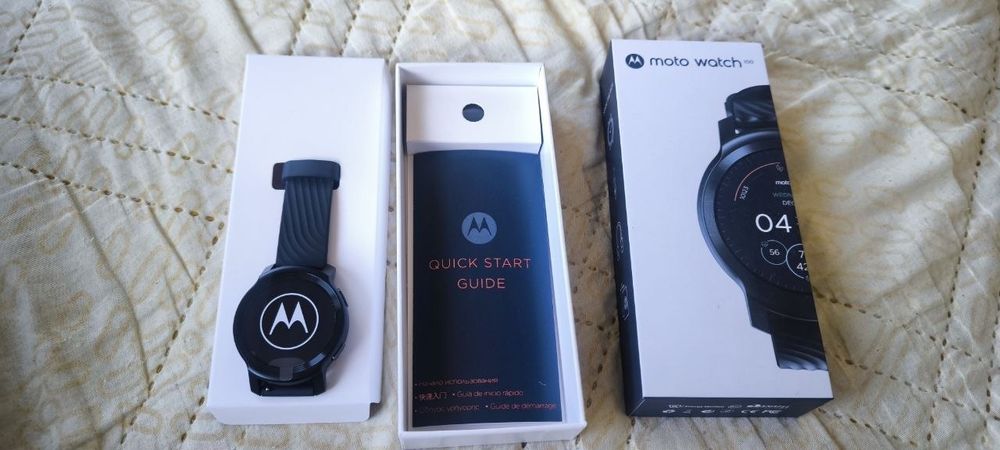 Смарт часовник motorola moto watch 100