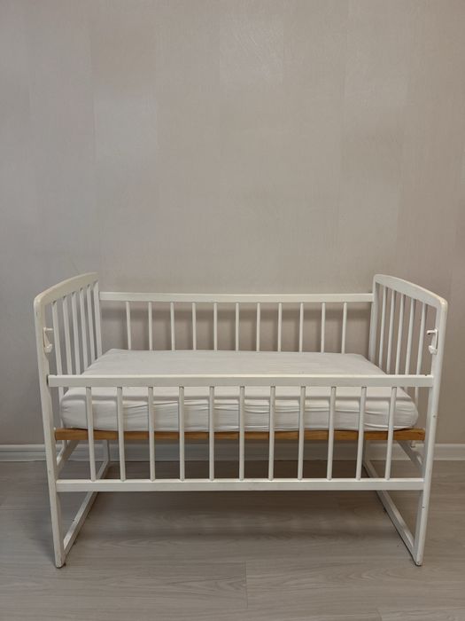 Детская кроватка (с матрасом)