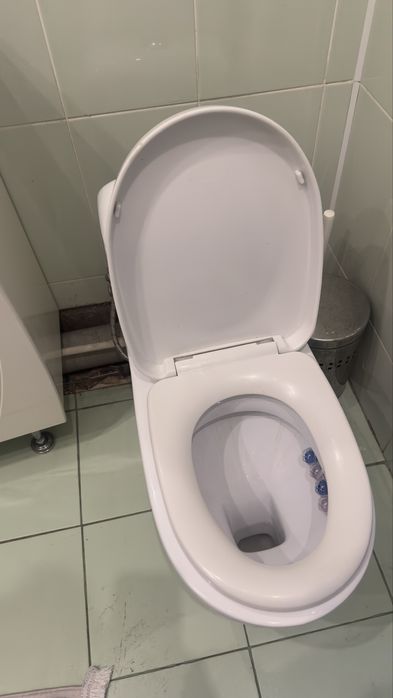 Продам унитаз хороший маленький