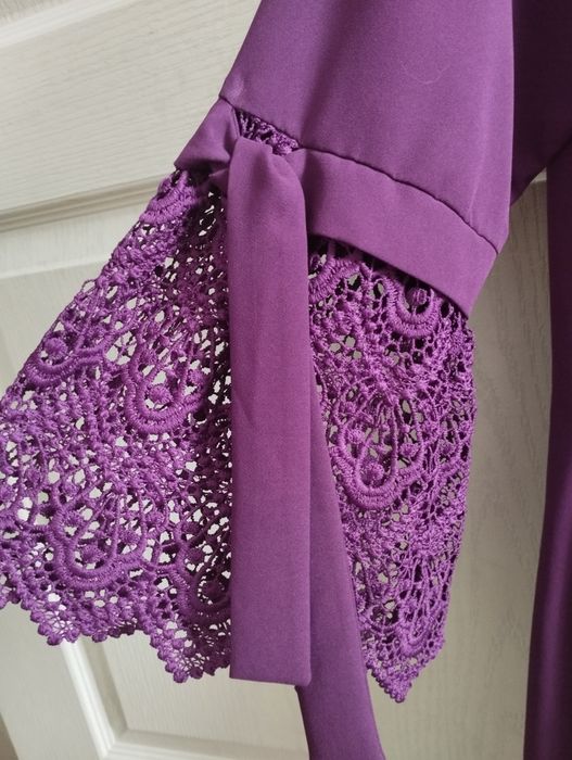 Платье приталенного покроя