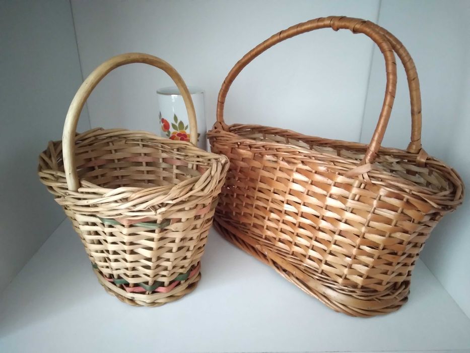 Китайско момиче в носия, руска кутийка, ретро телефон, кошничка, ваза