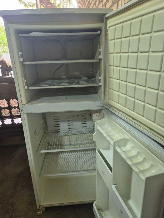 Холодильник двухкамерный в отличном рабочем состоянии
