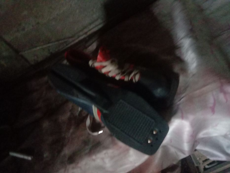 лыжные ботинки .