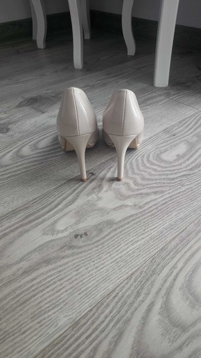 Pantofi cu toc bej