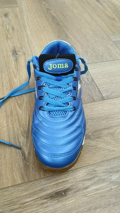 Кроссовки спортивные