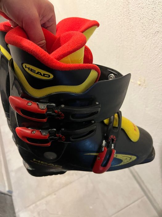 Продавам използване каски и ски обувки. Розовата е за дете за моторче