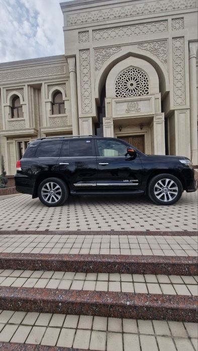 Тоуота Land Cruiser 200v8 2017 год обЬемдвигателя 4.6 ЛИТР ПР 84000 км