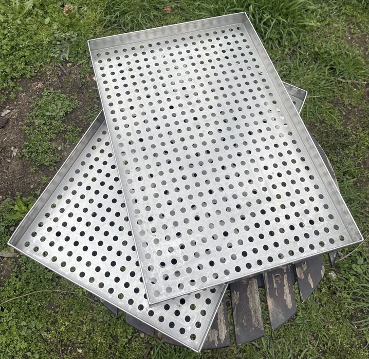 Vând set de 3 tăvi din inox