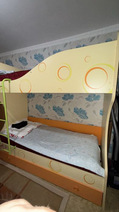 Детская кровать и шкаф