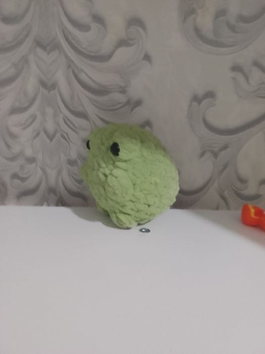 Вязаная игрушка лягушка