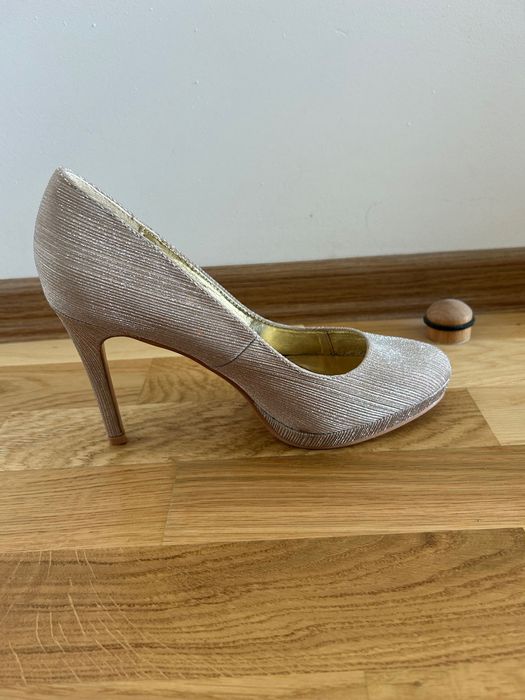 Златни обувки с ток