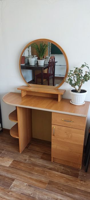 Трюмо б/у в хорошем состоянии