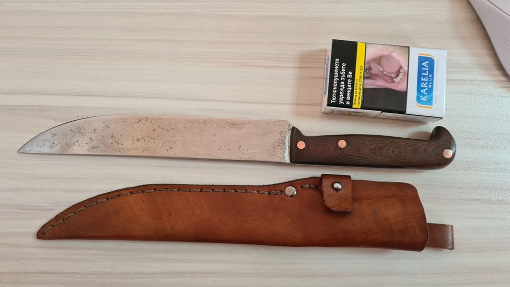 нож.                             .