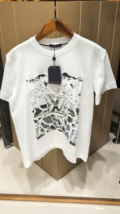 Tricou LV. Calitate luxury.Pentru mai multe mărimi lasati mesaj