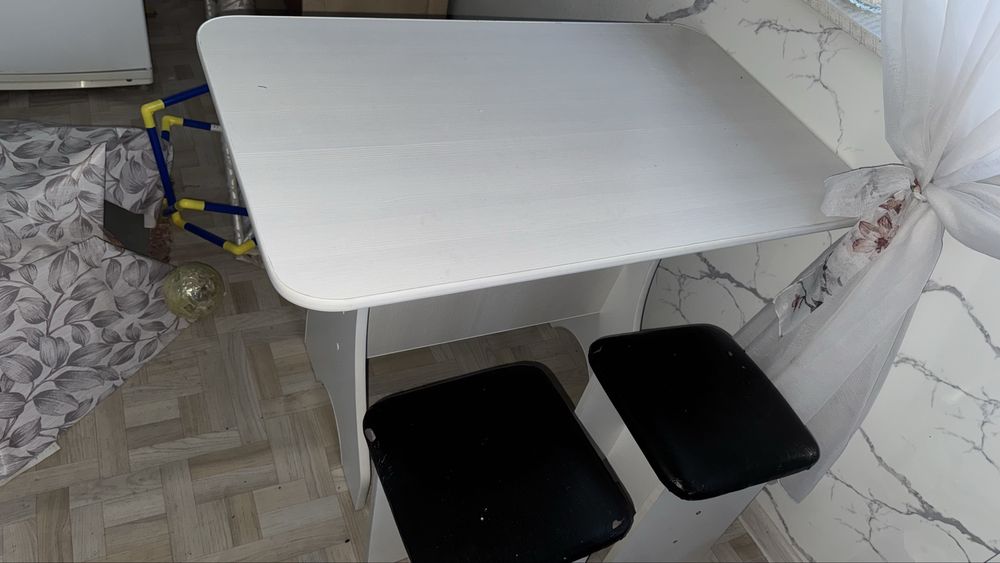 Продам стол с 4 стульями