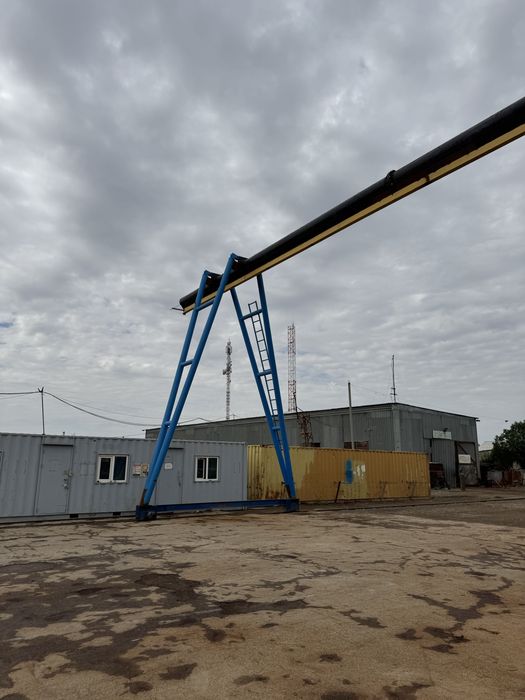 Kozlovoy kran (козловой кран), 5 tonna yuk koʻtara oladi