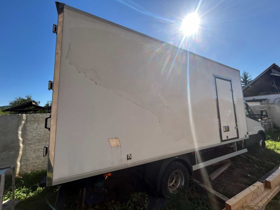 IVECO DAILY 70C16H 7.2T – 3.0 Diesel – BOX IZOTERM 5.2m – DOAR 300 KM