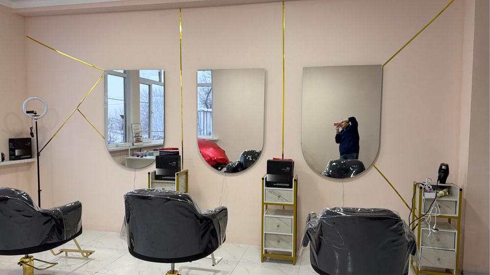 Продам парикмахерское кресло с зеркалом.