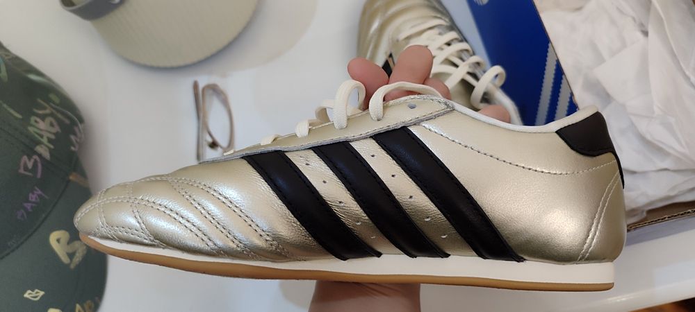 Продам кроссовки новые Adidas