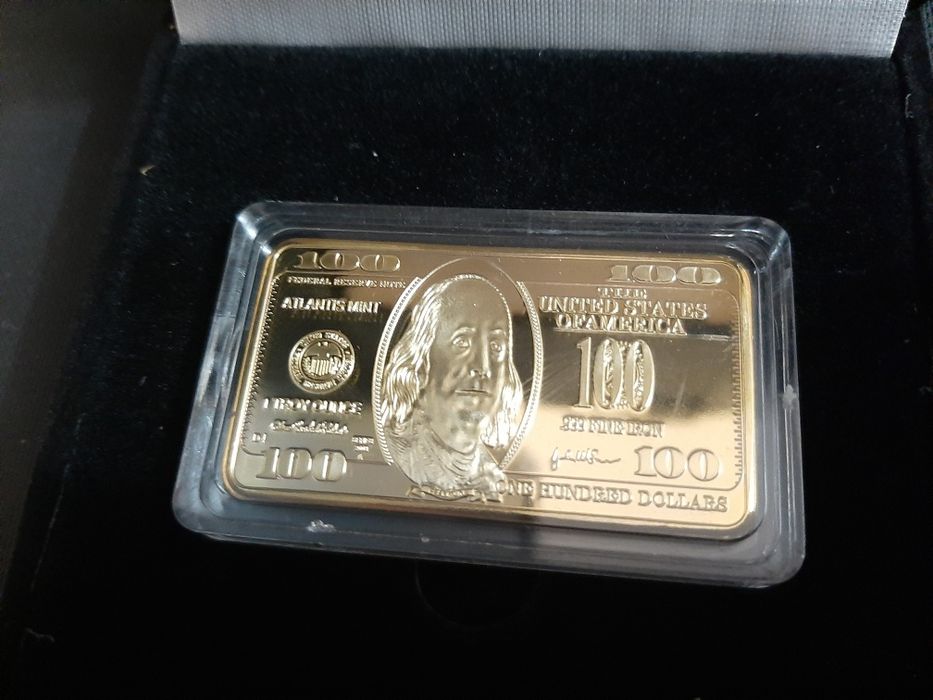 позлатени 100 долара в кутия