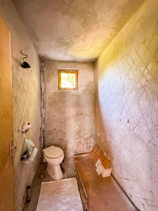 Триетажна къща с двор за ремонт в село Китка, област Бургас