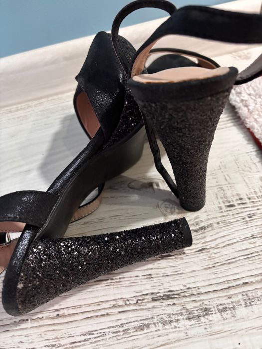 Елегантни високи обувки