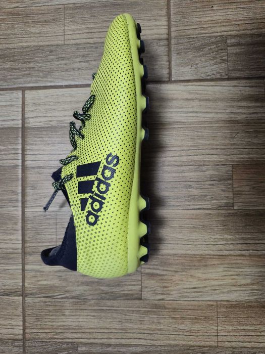 Adidasi fotbal Puma Spirit III si Adidas techfit