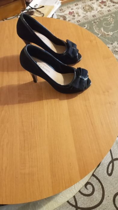 Продаю женские туфли