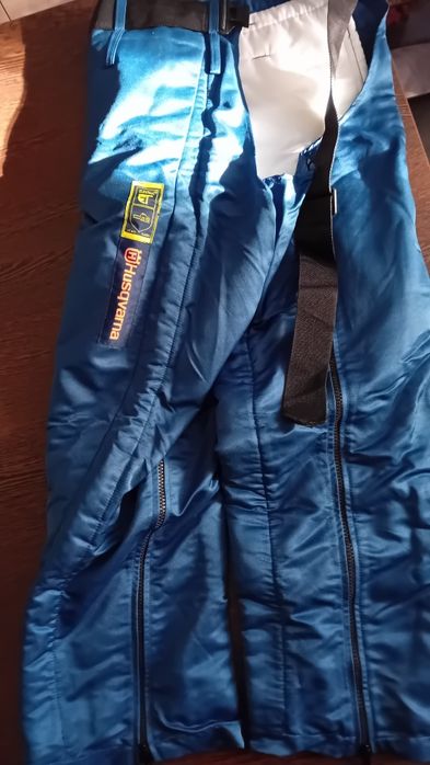 Pantaloni Husqvarna de protectie marime universala pt drujbisti !!   0