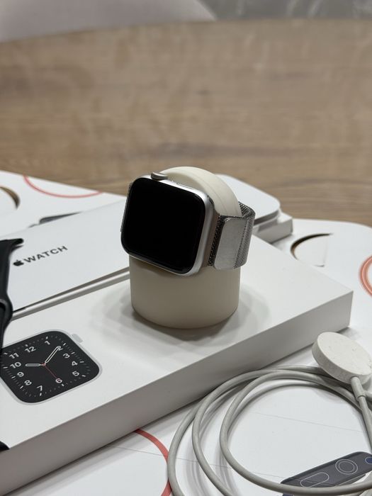 Apple Watch SE 44 мм Silver Aluminum