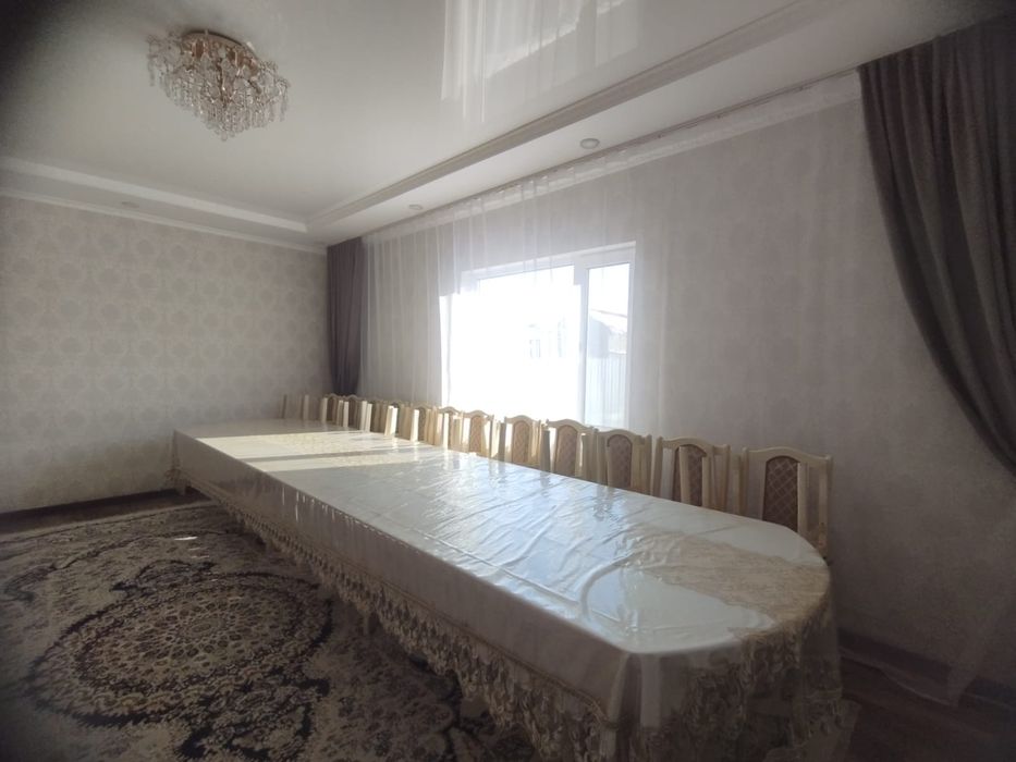 Гостинный стол с 24 стульями