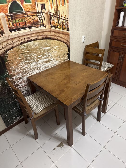 Продается стол и 4 стула кухонных