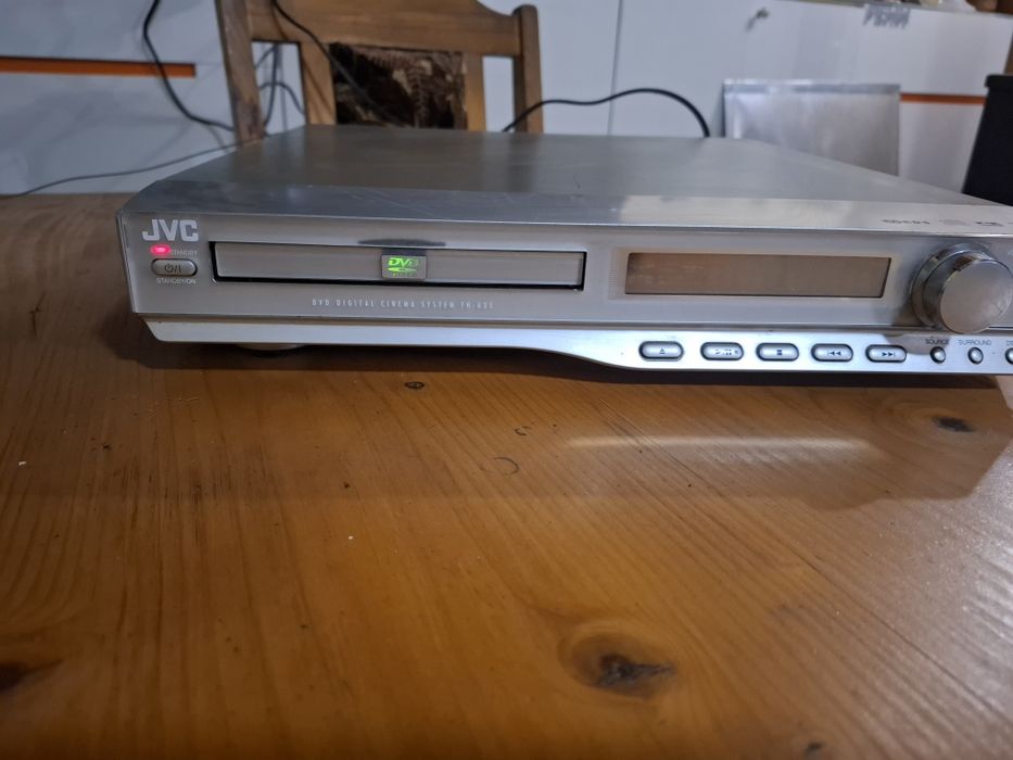 Продавам домашно кино jvs