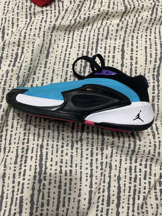 Vand adidasi de baschet luka 3