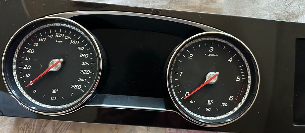 Продавам оригинално табло с голямата навигация за мерцедес w213
