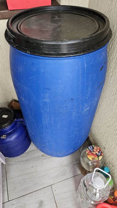 Butoi plastic 120-150L cu capac, stare bună