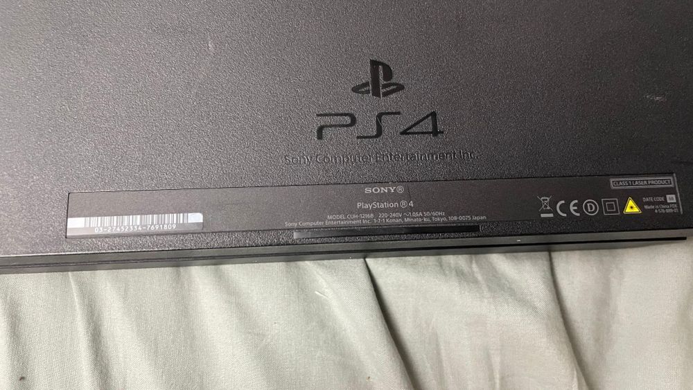 PS 4 plus un joystick