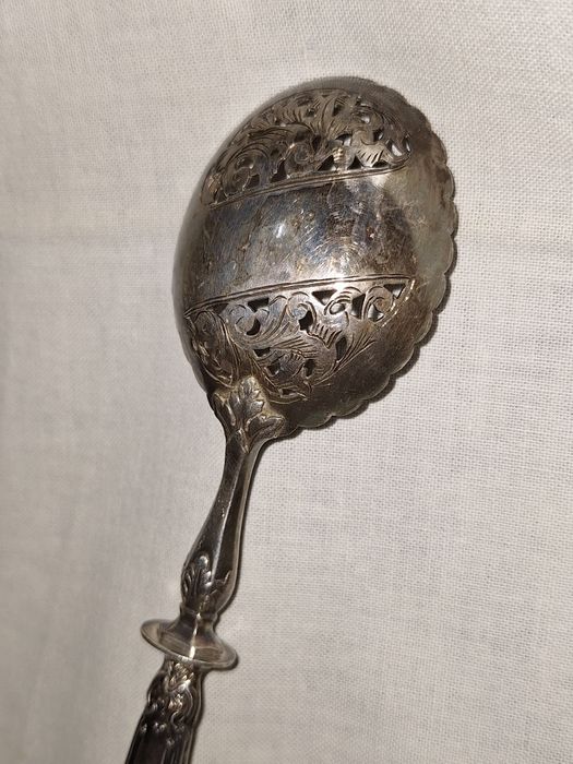 Старинна френска решетъчна лъжица за сервиране със сребърна дръжка