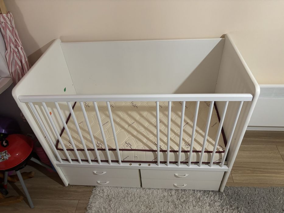 Детска кошара със скрин и повиеалник. Произведена в България